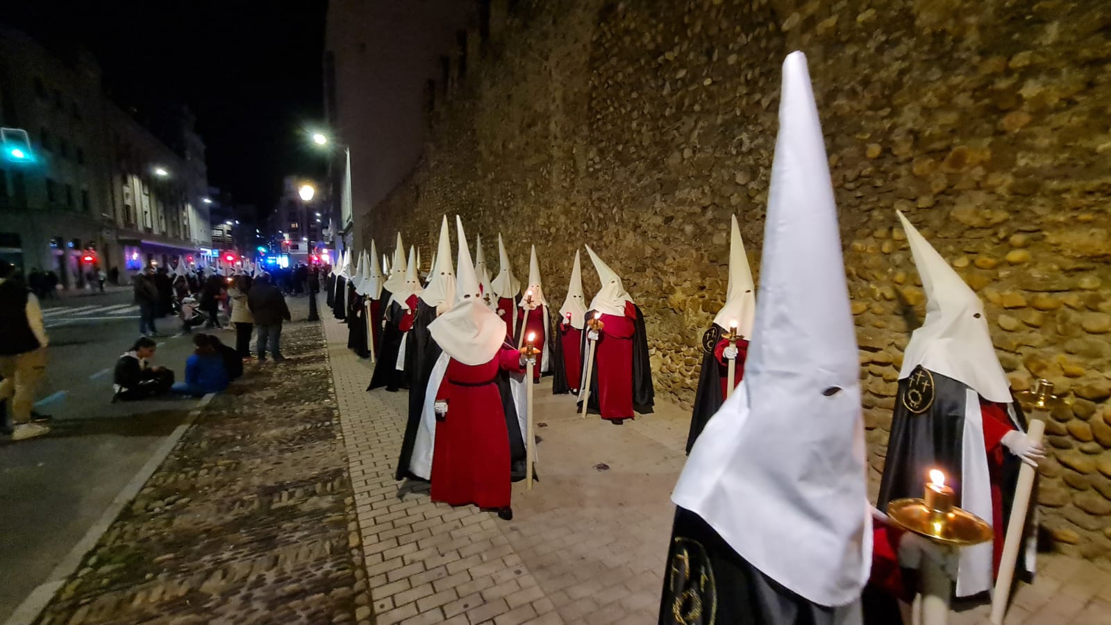 Vía Crucis Procesional: silencio y oración entrecosidos a la muralla de León. El Miércoles Santo se cierra con el Vía Crucis Procesional alumbrado por los hermanos de la Cofradía de las Siete Palabras de Jesús en la Cruz fieles al paso del yacente santísimo Cristo de la Agonía. 