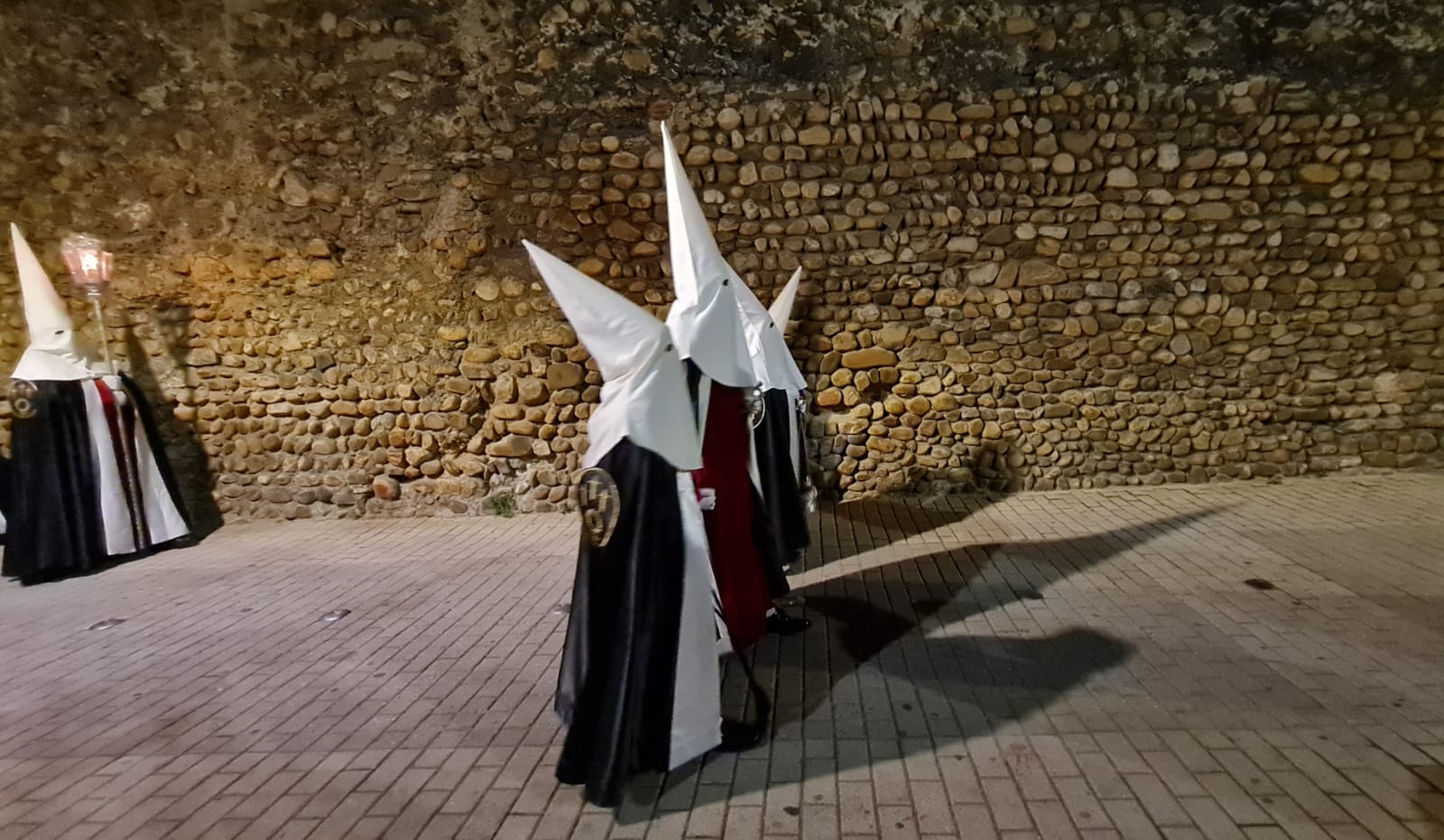 Vía Crucis Procesional: silencio y oración entrecosidos a la muralla de León. El Miércoles Santo se cierra con el Vía Crucis Procesional alumbrado por los hermanos de la Cofradía de las Siete Palabras de Jesús en la Cruz fieles al paso del yacente santísimo Cristo de la Agonía. 