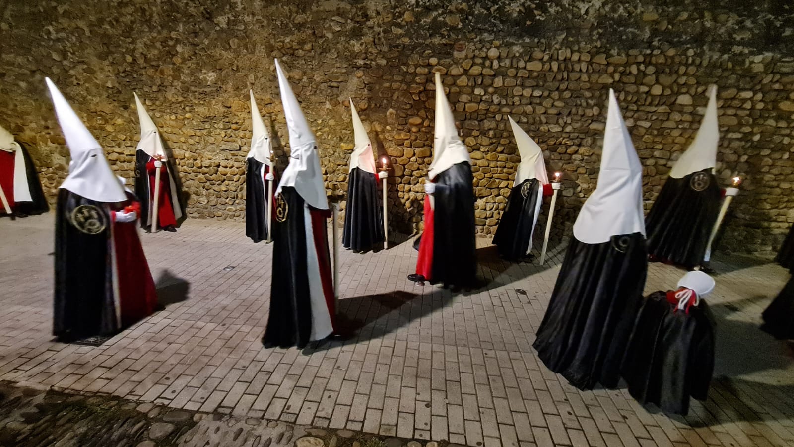 Vía Crucis Procesional: silencio y oración entrecosidos a la muralla de León. El Miércoles Santo se cierra con el Vía Crucis Procesional alumbrado por los hermanos de la Cofradía de las Siete Palabras de Jesús en la Cruz fieles al paso del yacente santísimo Cristo de la Agonía. 