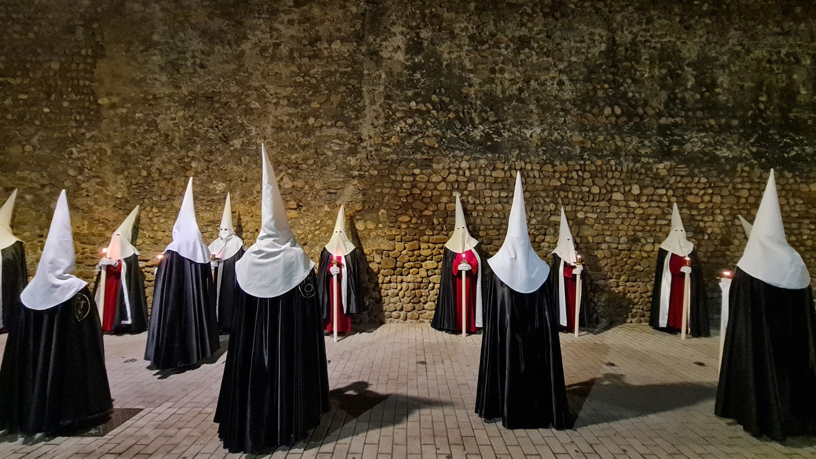 Vía Crucis Procesional: silencio y oración entrecosidos a la muralla de León. El Miércoles Santo se cierra con el Vía Crucis Procesional alumbrado por los hermanos de la Cofradía de las Siete Palabras de Jesús en la Cruz fieles al paso del yacente santísimo Cristo de la Agonía. 