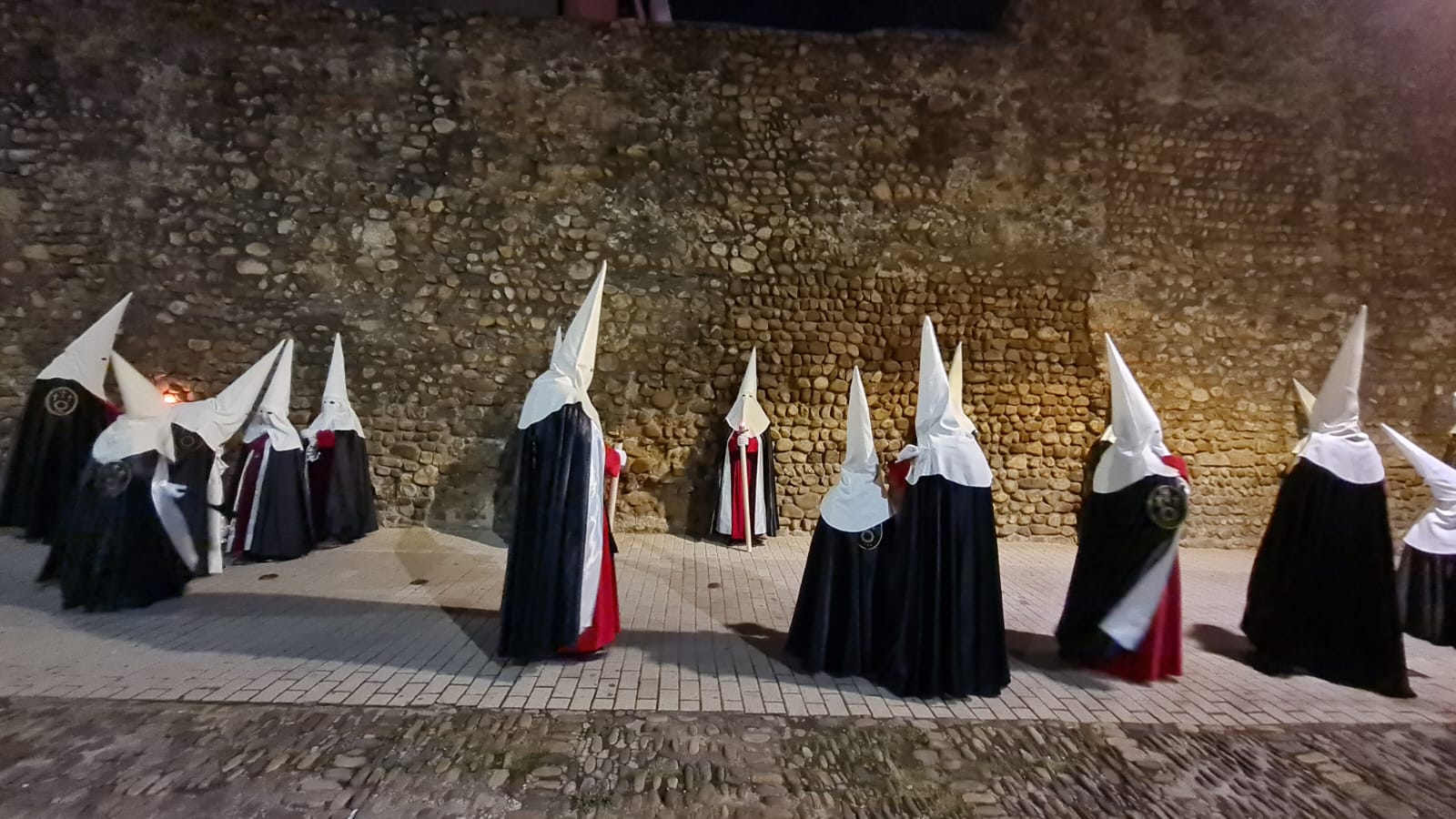 Vía Crucis Procesional: silencio y oración entrecosidos a la muralla de León. El Miércoles Santo se cierra con el Vía Crucis Procesional alumbrado por los hermanos de la Cofradía de las Siete Palabras de Jesús en la Cruz fieles al paso del yacente santísimo Cristo de la Agonía. 