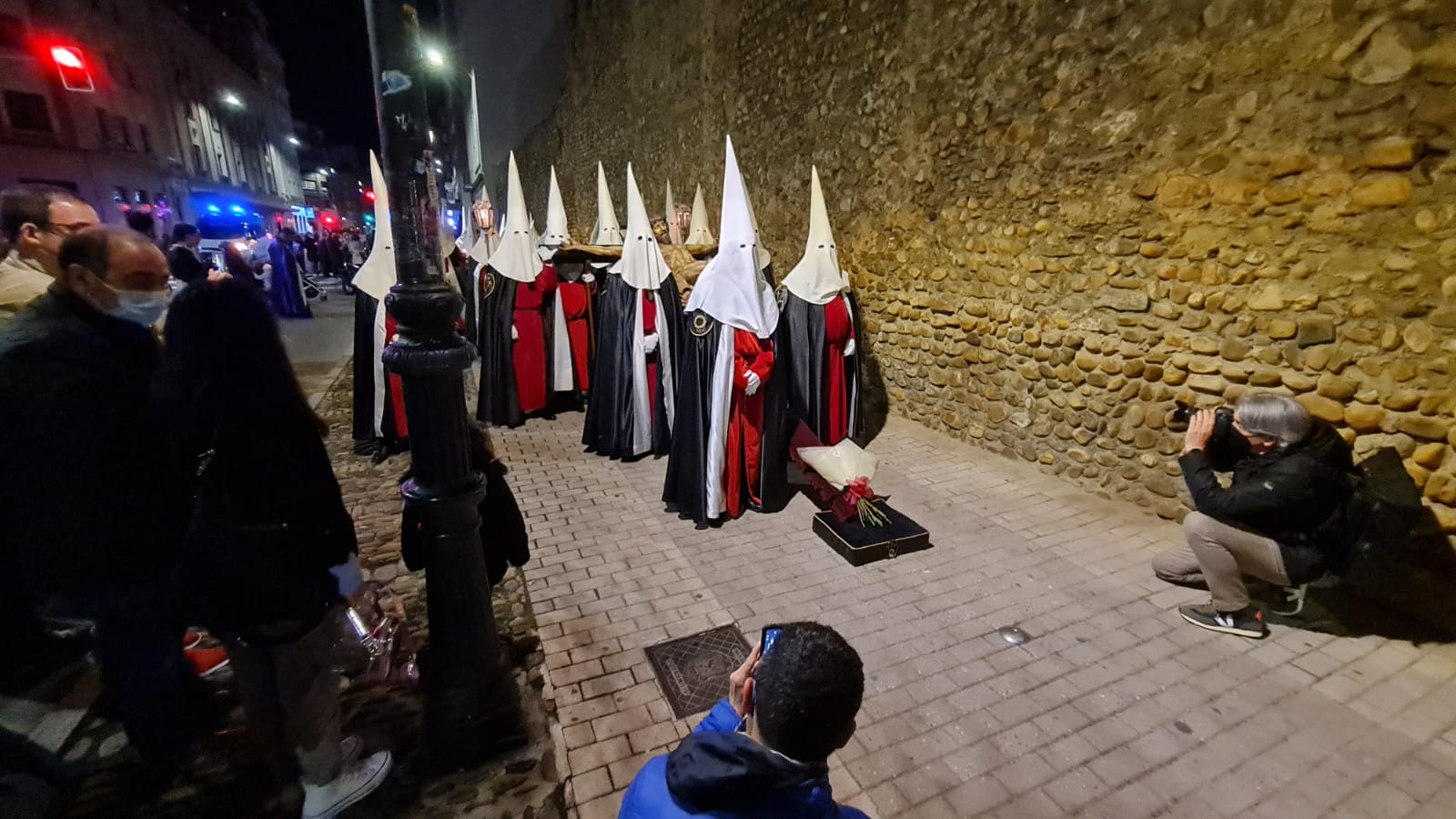 Vía Crucis Procesional: silencio y oración entrecosidos a la muralla de León. El Miércoles Santo se cierra con el Vía Crucis Procesional alumbrado por los hermanos de la Cofradía de las Siete Palabras de Jesús en la Cruz fieles al paso del yacente santísimo Cristo de la Agonía. 