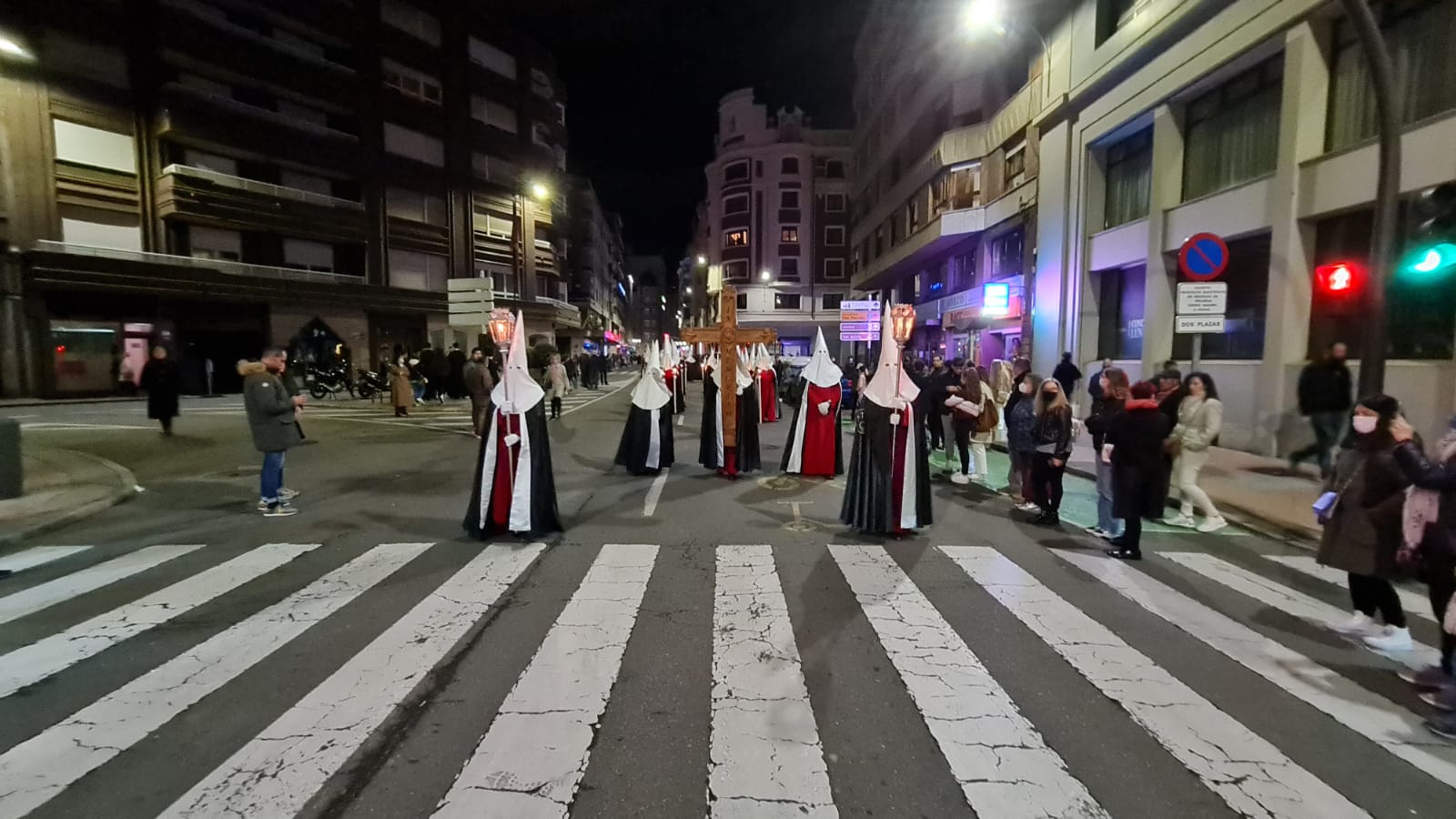 Vía Crucis Procesional: silencio y oración entrecosidos a la muralla de León. El Miércoles Santo se cierra con el Vía Crucis Procesional alumbrado por los hermanos de la Cofradía de las Siete Palabras de Jesús en la Cruz fieles al paso del yacente santísimo Cristo de la Agonía. 