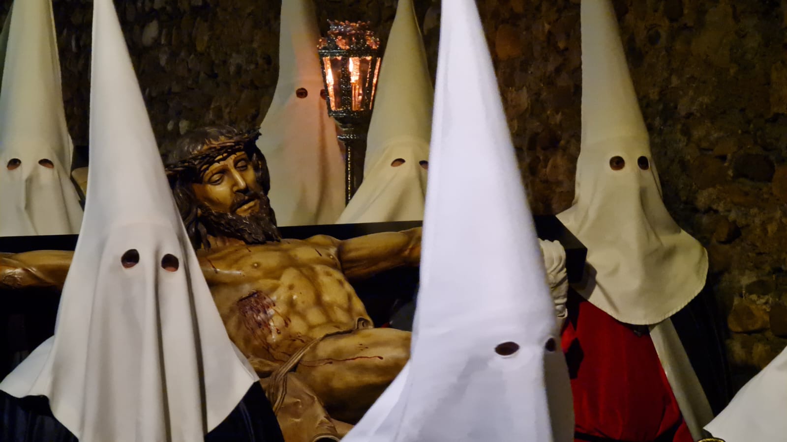 Vía Crucis Procesional: silencio y oración entrecosidos a la muralla de León. El Miércoles Santo se cierra con el Vía Crucis Procesional alumbrado por los hermanos de la Cofradía de las Siete Palabras de Jesús en la Cruz fieles al paso del yacente santísimo Cristo de la Agonía. 