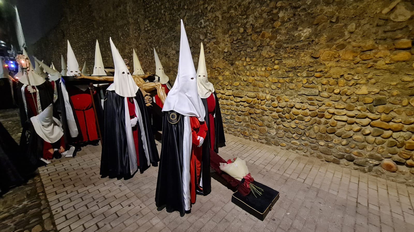 Vía Crucis Procesional: silencio y oración entrecosidos a la muralla de León. El Miércoles Santo se cierra con el Vía Crucis Procesional alumbrado por los hermanos de la Cofradía de las Siete Palabras de Jesús en la Cruz fieles al paso del yacente santísimo Cristo de la Agonía. 