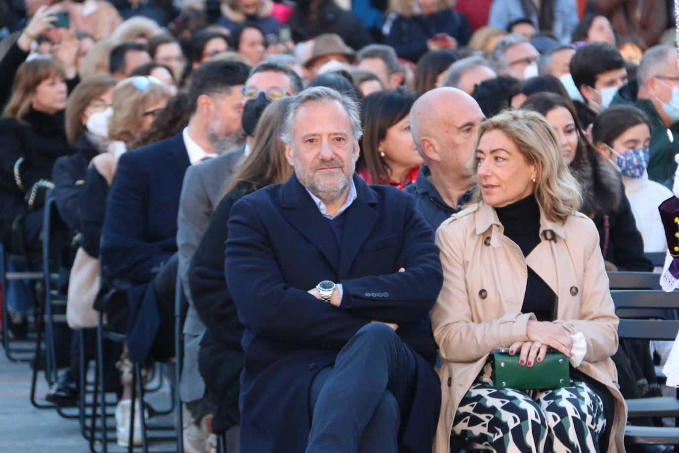 Un momento de la Procesión de los pasos en la Plaza Mayor de León. 