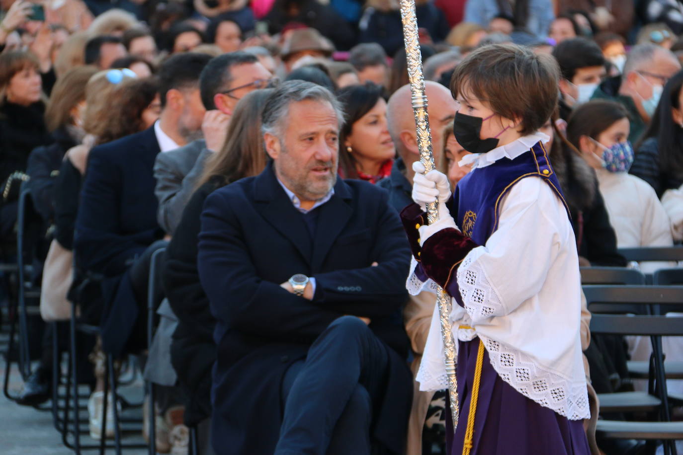 Un momento de la Procesión de los pasos en la Plaza Mayor de León. 