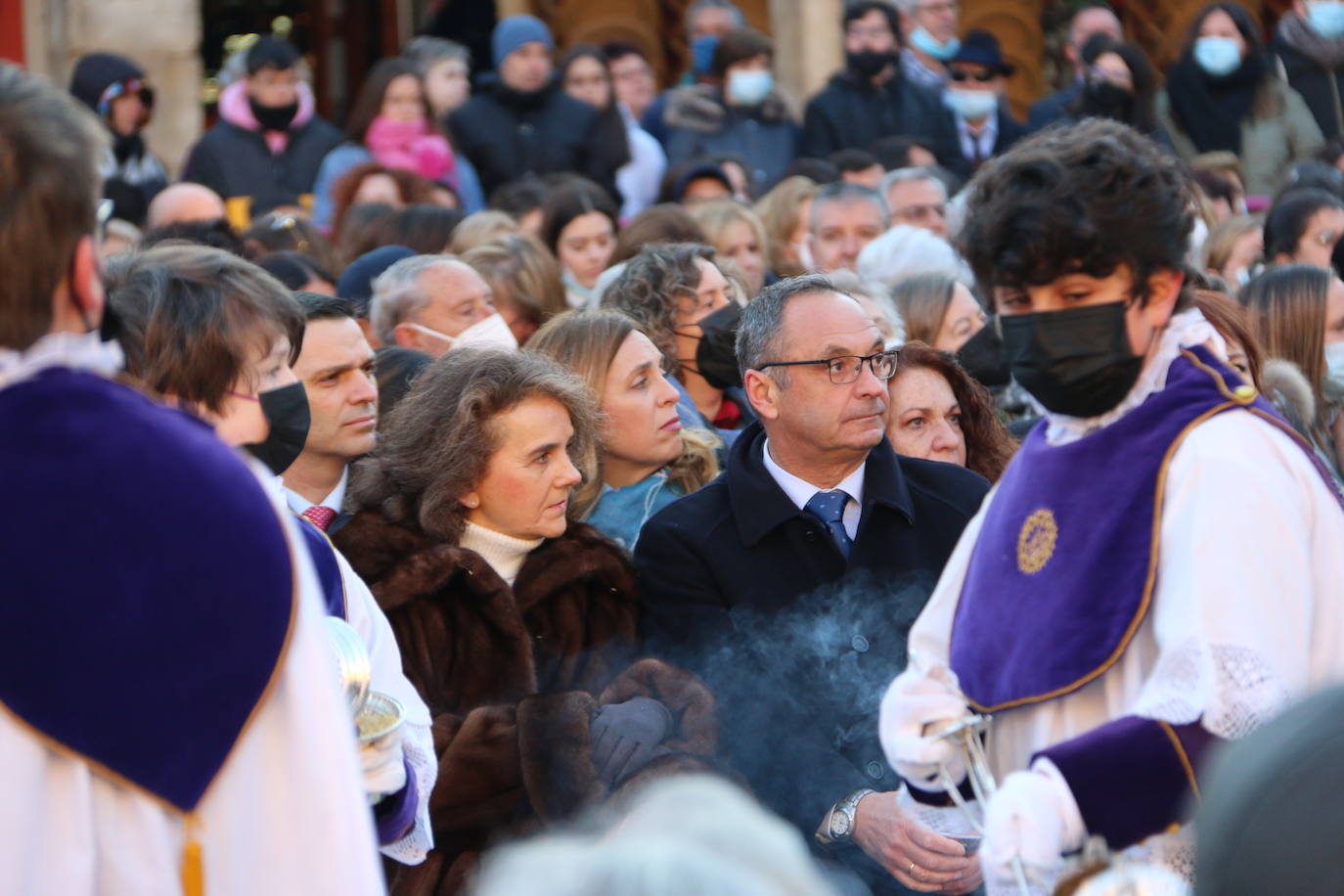 Un momento de la Procesión de los pasos en la Plaza Mayor de León. 