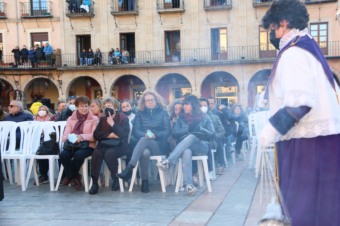 Un momento de la Procesión de los pasos en la Plaza Mayor de León. 