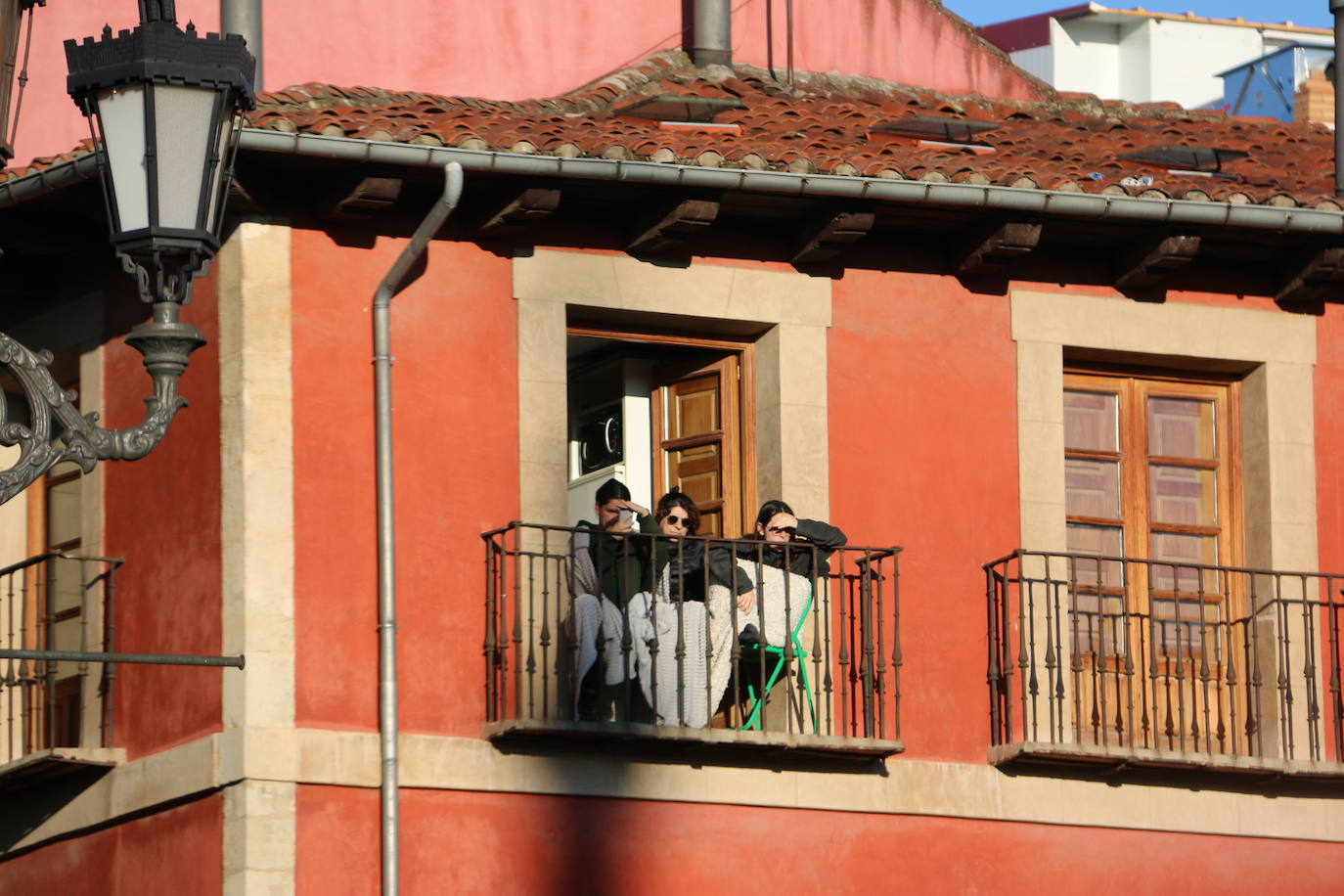 Un momento de la Procesión de los pasos en la Plaza Mayor de León. 