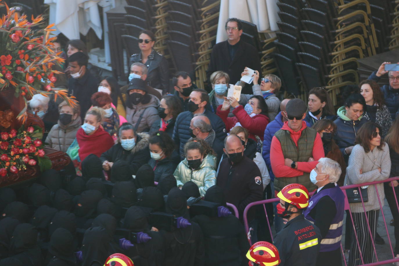 Un momento de la Procesión de los pasos en la Plaza Mayor de León. 