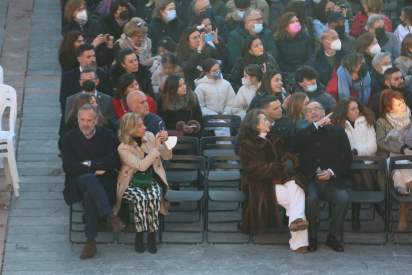 Un momento de la Procesión de los pasos en la Plaza Mayor de León. 