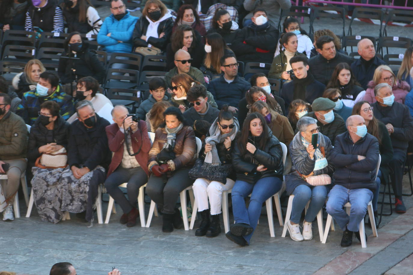 Un momento de la Procesión de los pasos en la Plaza Mayor de León. 