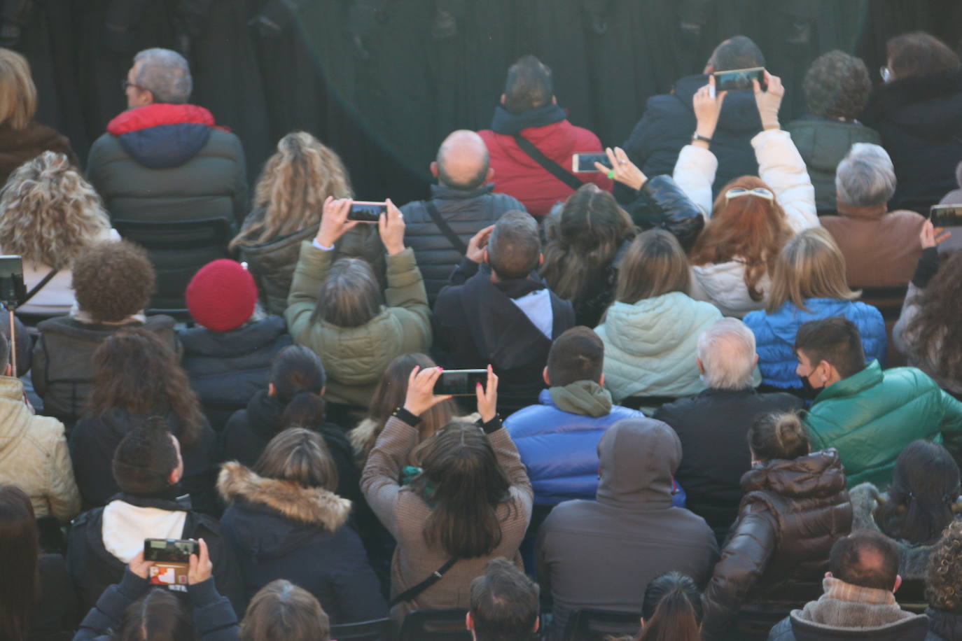 Un momento de la Procesión de los pasos en la Plaza Mayor de León. 