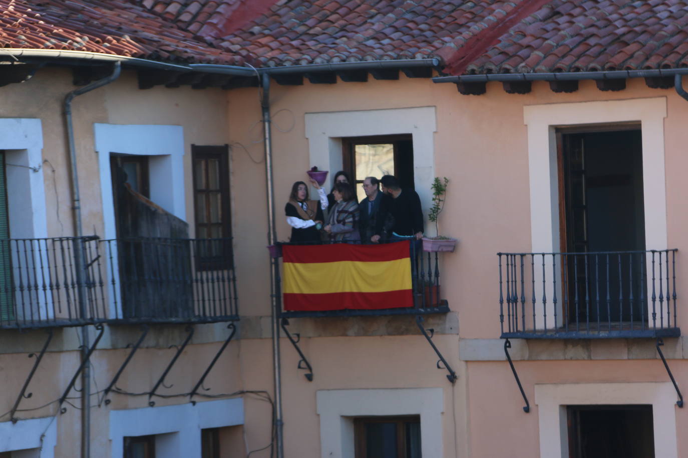 Un momento de la Procesión de los pasos en la Plaza Mayor de León. 