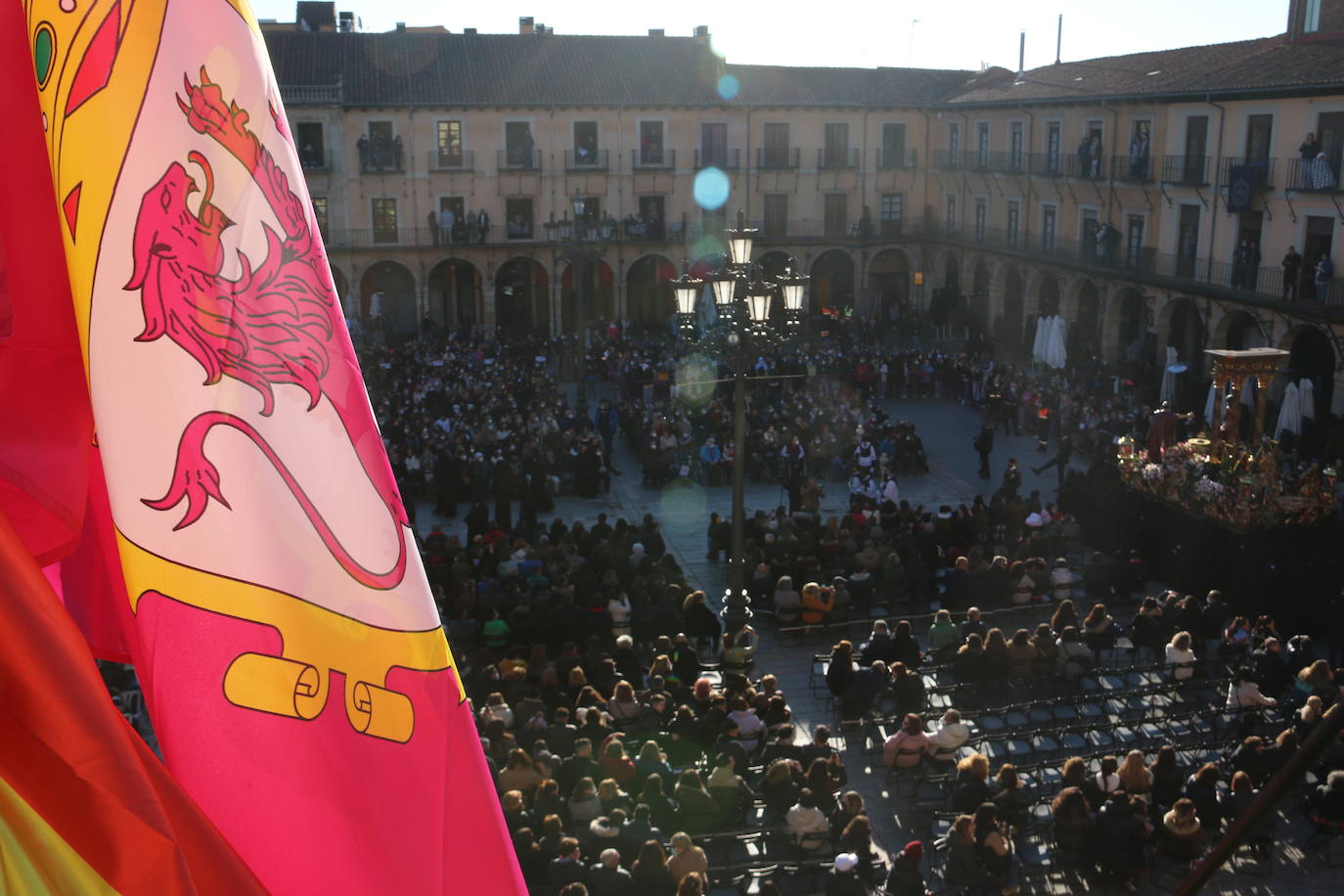 Un momento de la Procesión de los pasos en la Plaza Mayor de León. 