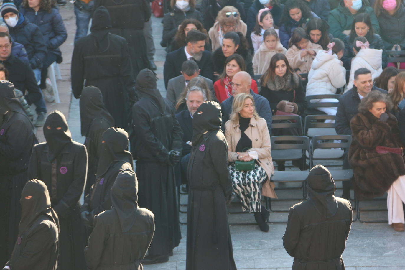 Un momento de la Procesión de los pasos en la Plaza Mayor de León. 