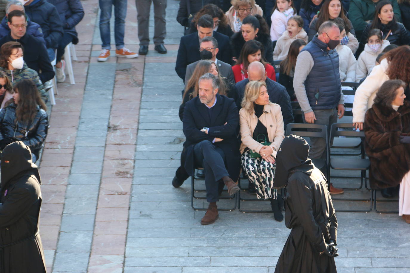 Un momento de la Procesión de los pasos en la Plaza Mayor de León. 