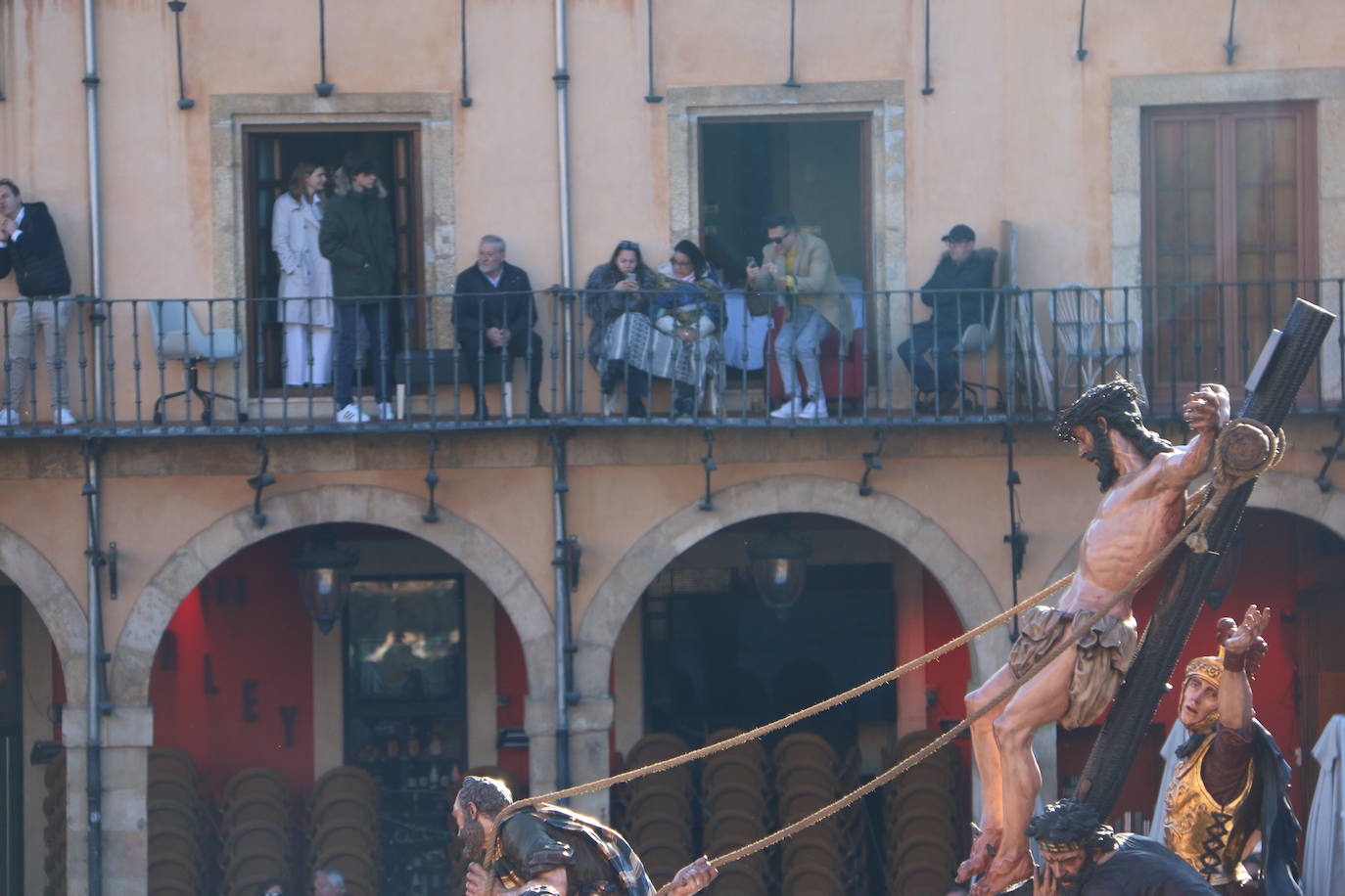 Un momento de la Procesión de los pasos en la Plaza Mayor de León. 