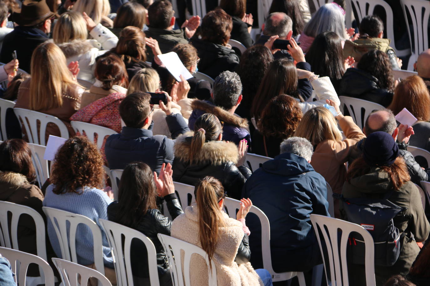 Un momento de la Procesión de los pasos en la Plaza Mayor de León. 