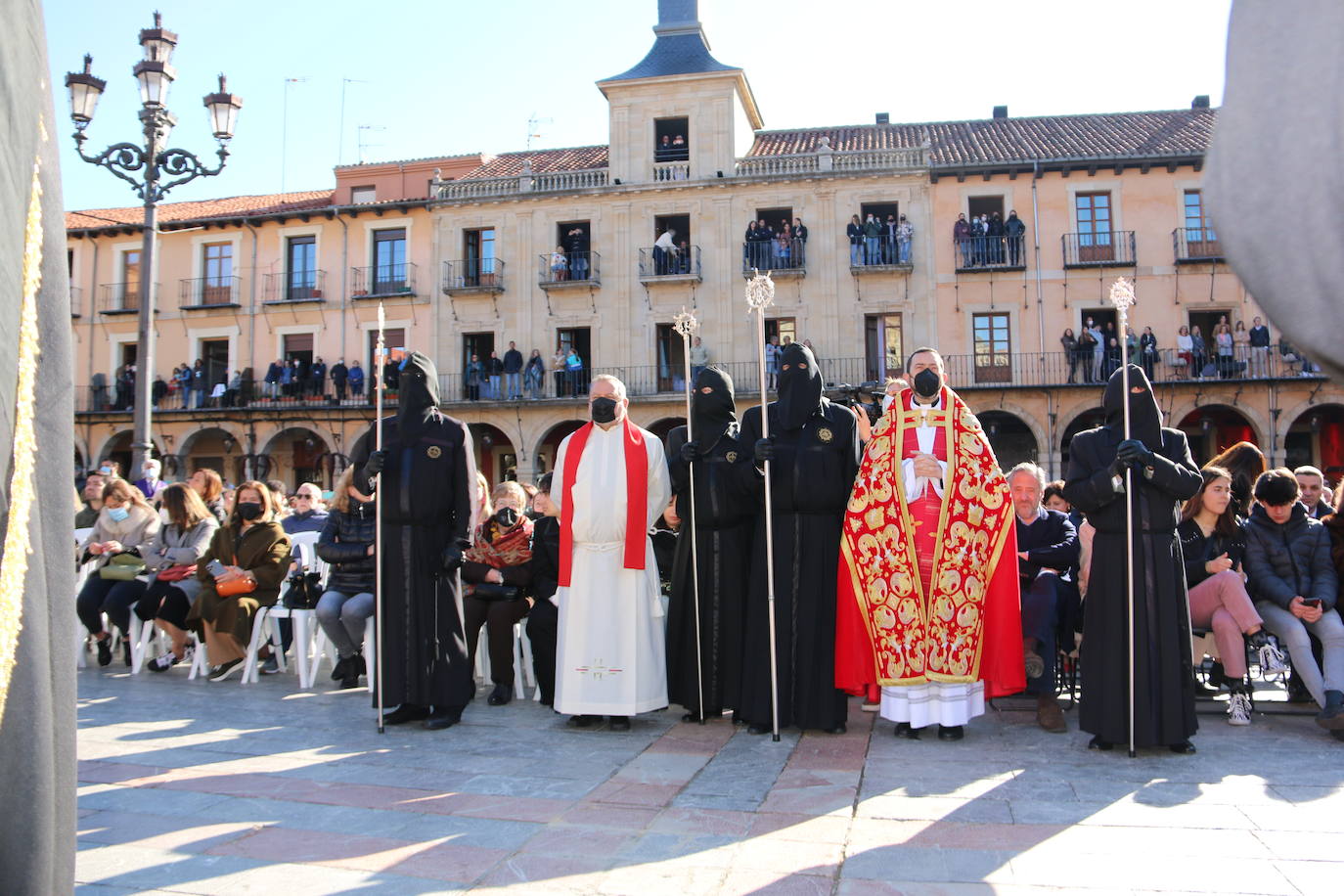 Un momento de la Procesión de los pasos en la Plaza Mayor de León. 