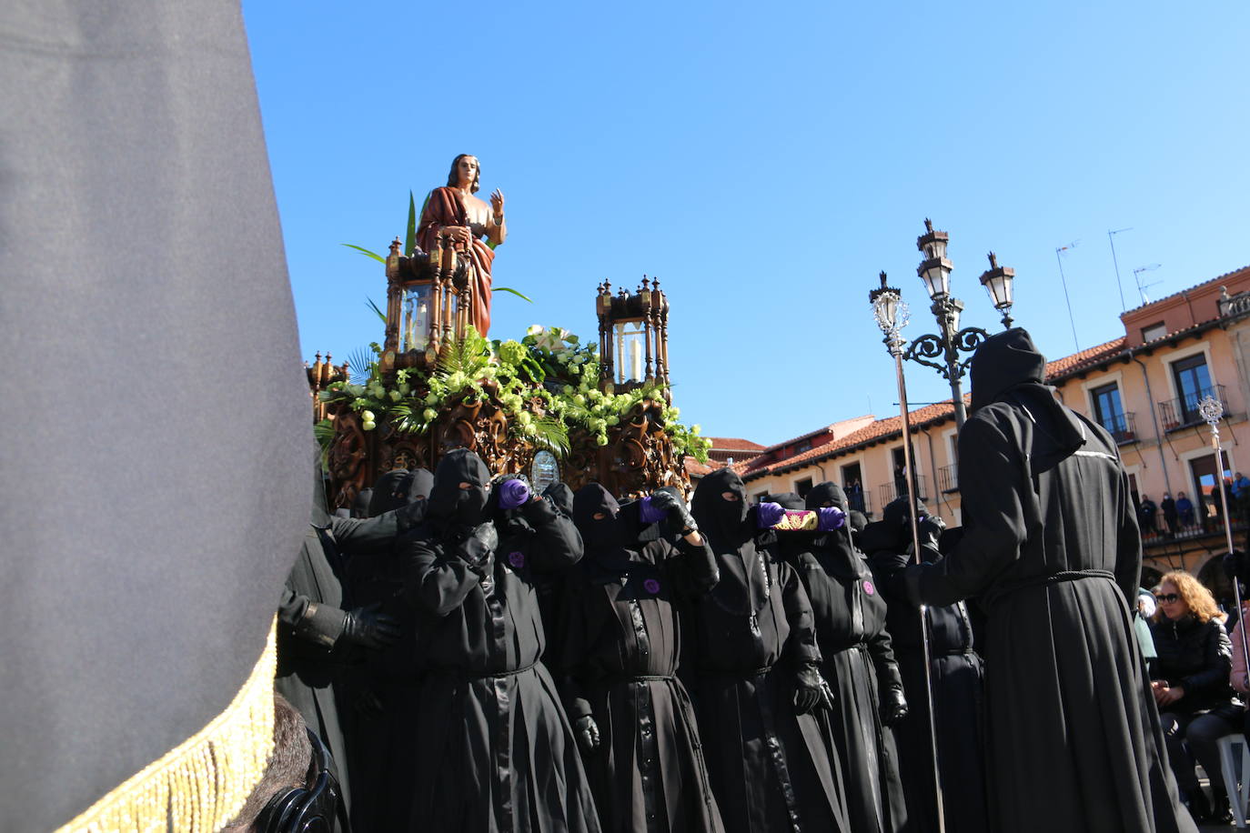 Un momento de la Procesión de los pasos en la Plaza Mayor de León. 