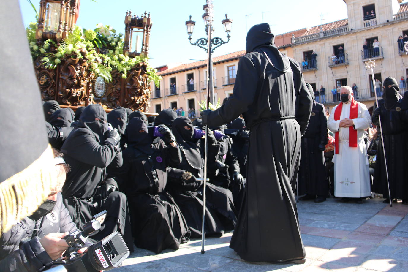 Un momento de la Procesión de los pasos en la Plaza Mayor de León. 