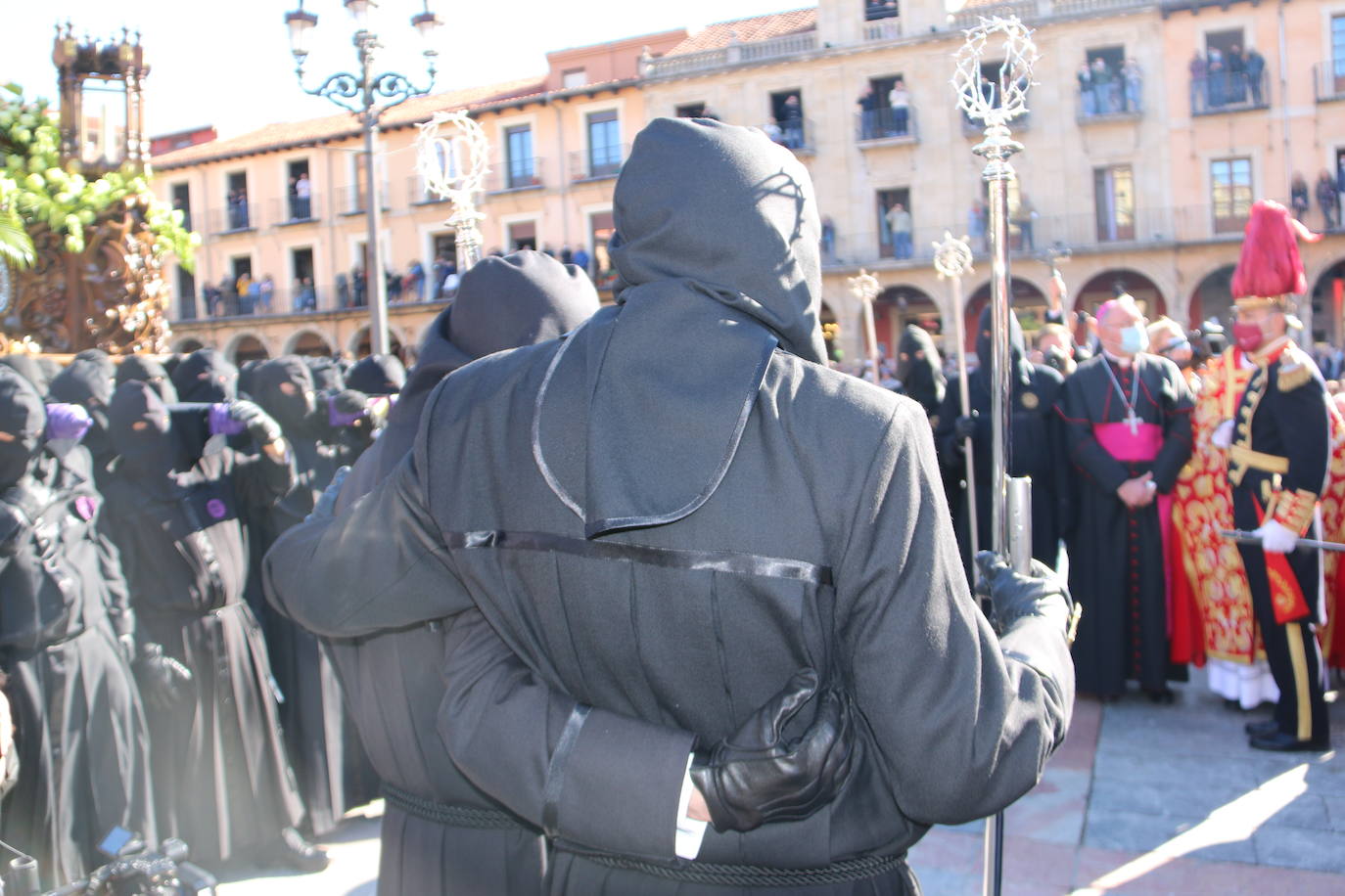 Un momento de la Procesión de los pasos en la Plaza Mayor de León. 