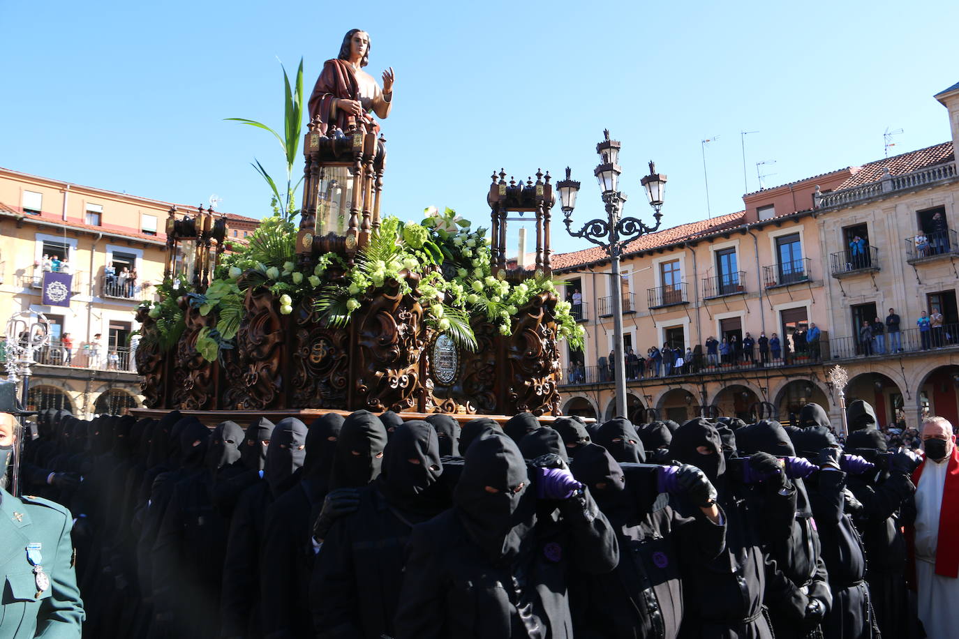 Un momento de la Procesión de los pasos en la Plaza Mayor de León. 