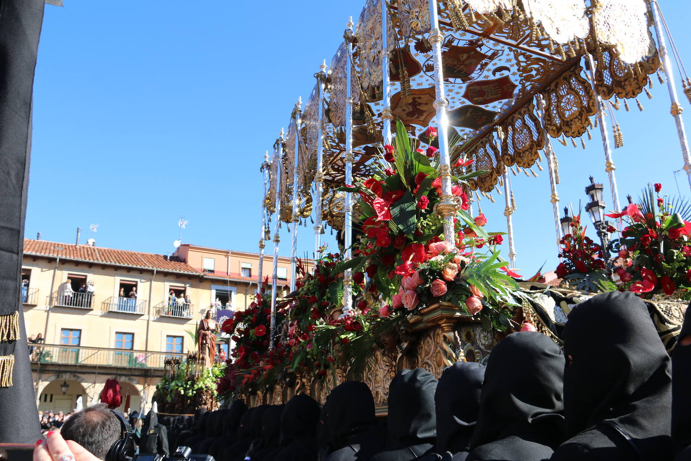 Un momento de la Procesión de los pasos en la Plaza Mayor de León. 