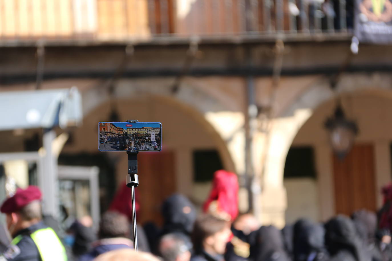 Un momento de la Procesión de los pasos en la Plaza Mayor de León. 