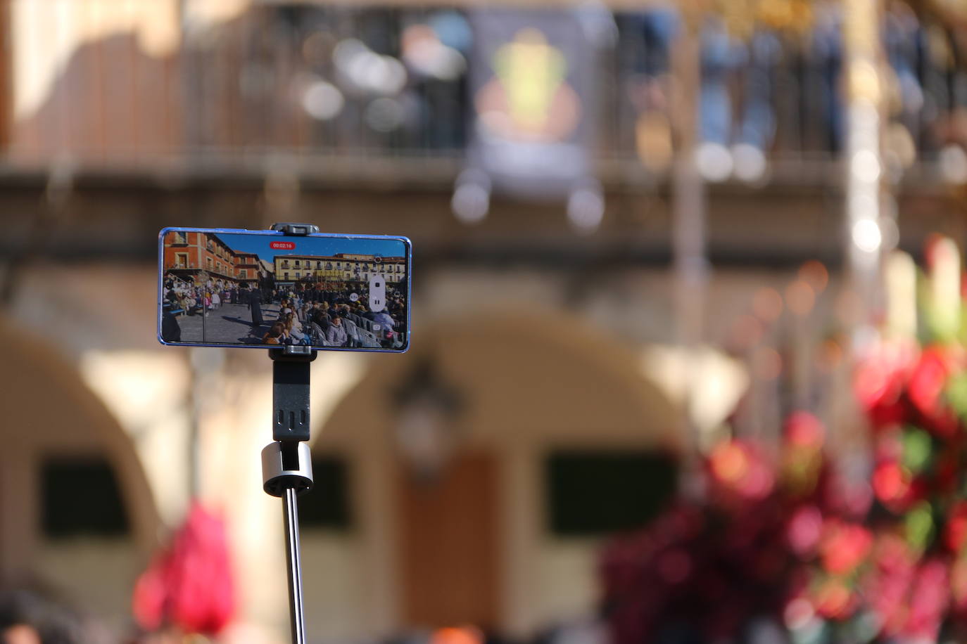 Un momento de la Procesión de los pasos en la Plaza Mayor de León. 