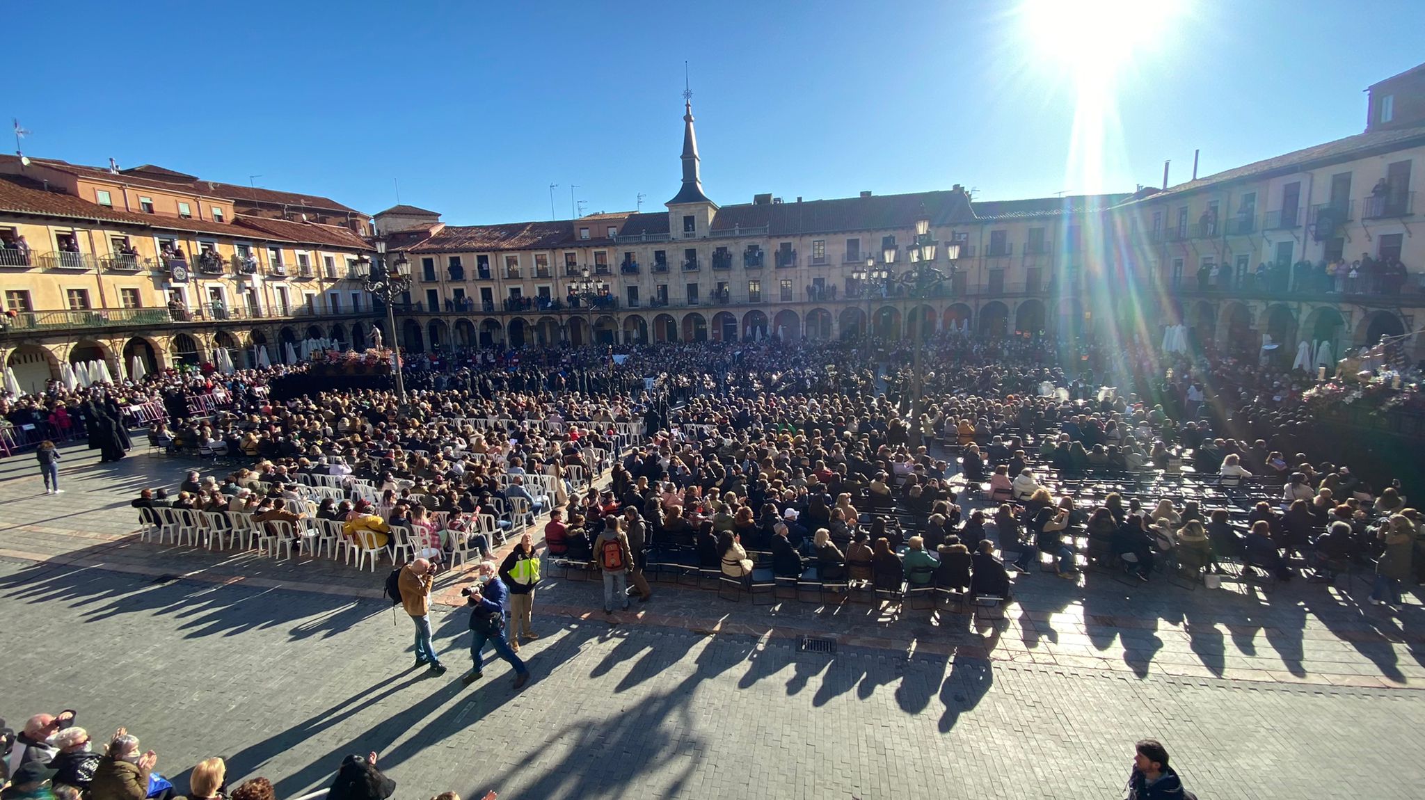 Un momento de la Procesión de los pasos en la Plaza Mayor de León. 