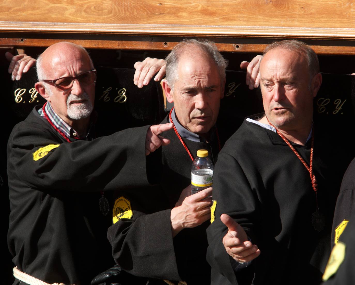 El calor fue uno de los grandes invitados a la Procesión de Santo Entierro de Ponferrada de este Viernes Santo.