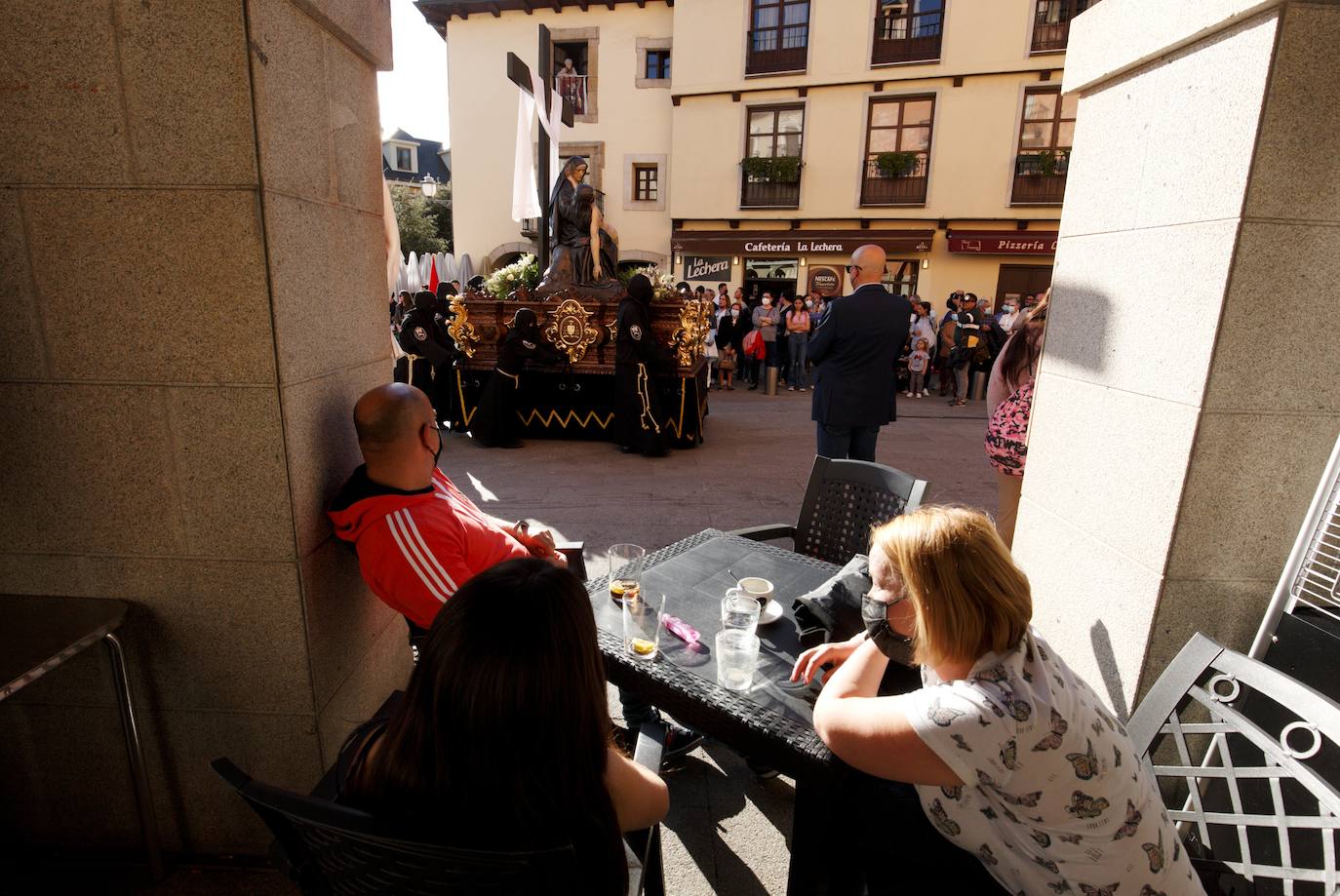 El calor fue uno de los grandes invitados a la Procesión de Santo Entierro de Ponferrada de este Viernes Santo.