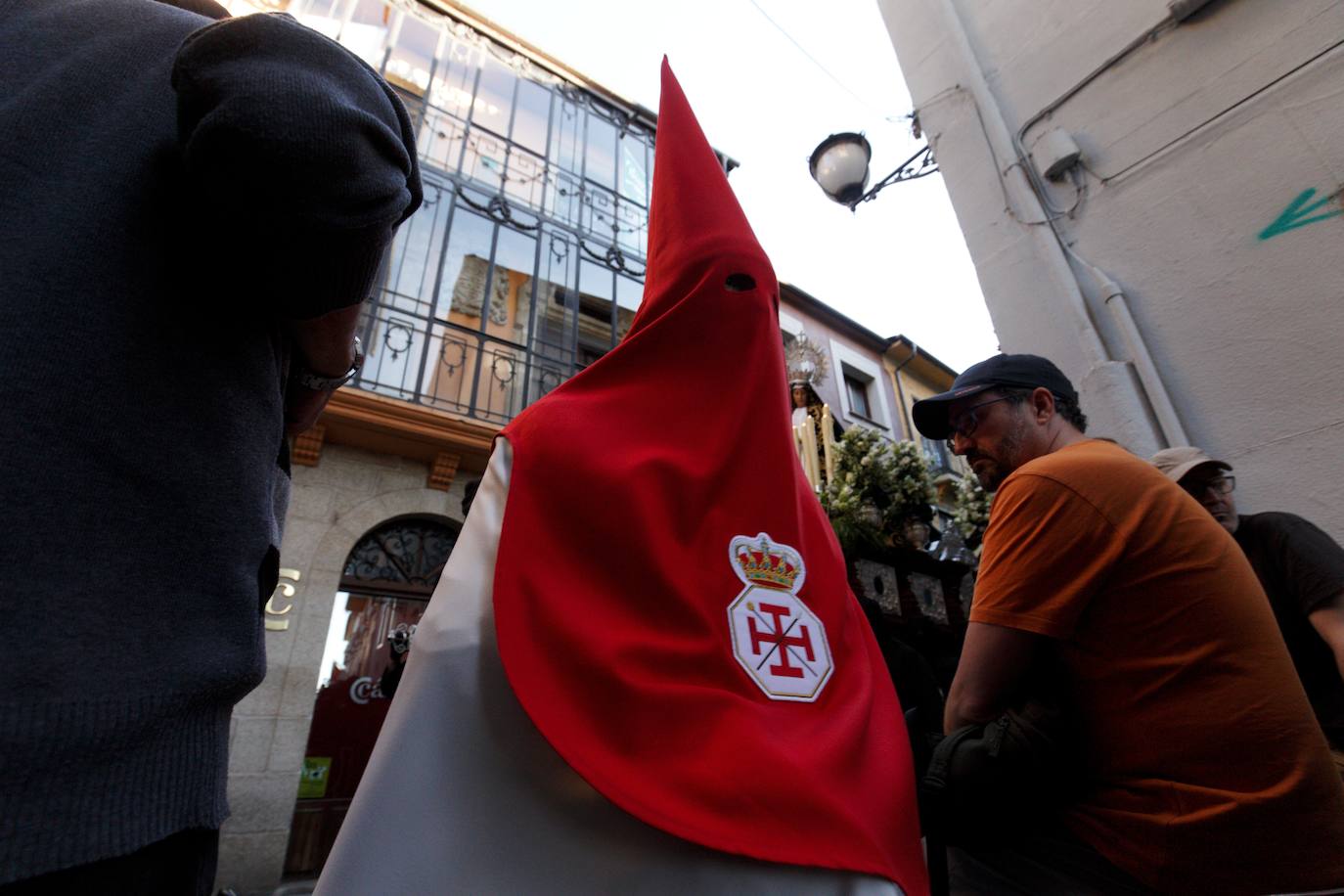 El calor fue uno de los grandes invitados a la Procesión de Santo Entierro de Ponferrada de este Viernes Santo.