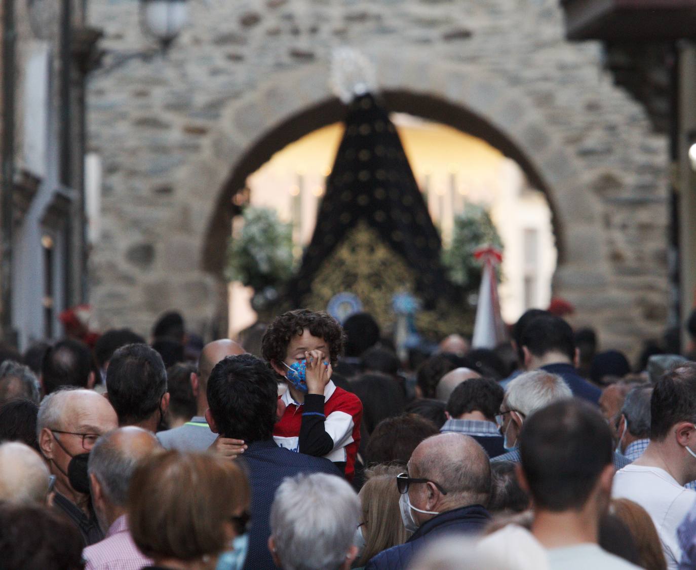 El calor fue uno de los grandes invitados a la Procesión de Santo Entierro de Ponferrada de este Viernes Santo.