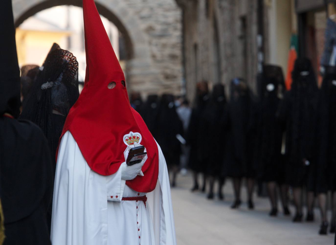 El calor fue uno de los grandes invitados a la Procesión de Santo Entierro de Ponferrada de este Viernes Santo.