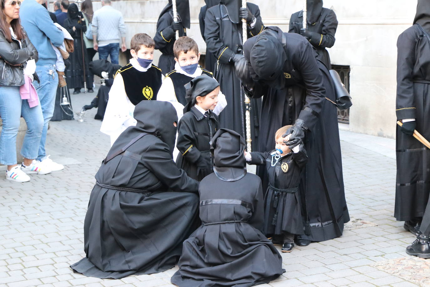 La Cofradía de Angustias ha organizado este Viernes Santo su procesión del Santo Entierro como cada año par. La última vez que procesionó por las calles de la capital fue en 2016.