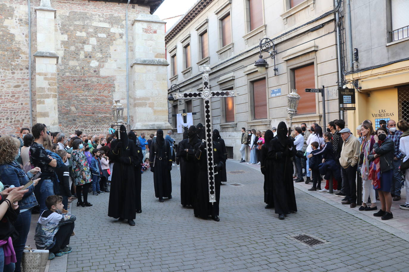 La Cofradía de Angustias ha organizado este Viernes Santo su procesión del Santo Entierro como cada año par. La última vez que procesionó por las calles de la capital fue en 2016.