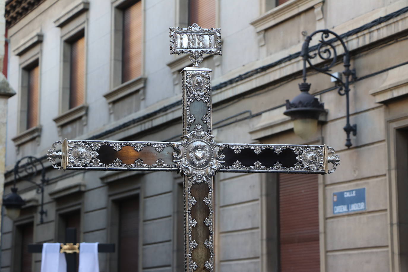 La Cofradía de Angustias ha organizado este Viernes Santo su procesión del Santo Entierro como cada año par. La última vez que procesionó por las calles de la capital fue en 2016.