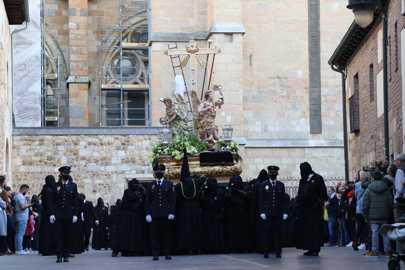 La Cofradía de Angustias ha organizado este Viernes Santo su procesión del Santo Entierro como cada año par. La última vez que procesionó por las calles de la capital fue en 2016.