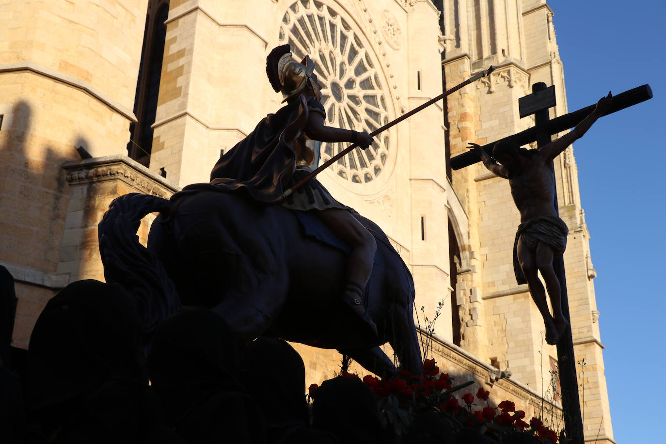 La Cofradía de Angustias ha organizado este Viernes Santo su procesión del Santo Entierro como cada año par. La última vez que procesionó por las calles de la capital fue en 2016.