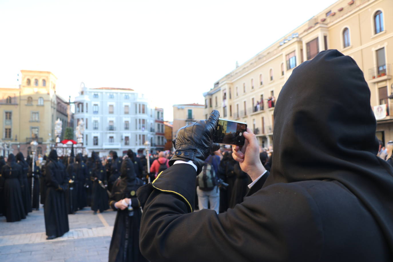 La Cofradía de Angustias ha organizado este Viernes Santo su procesión del Santo Entierro como cada año par. La última vez que procesionó por las calles de la capital fue en 2016.