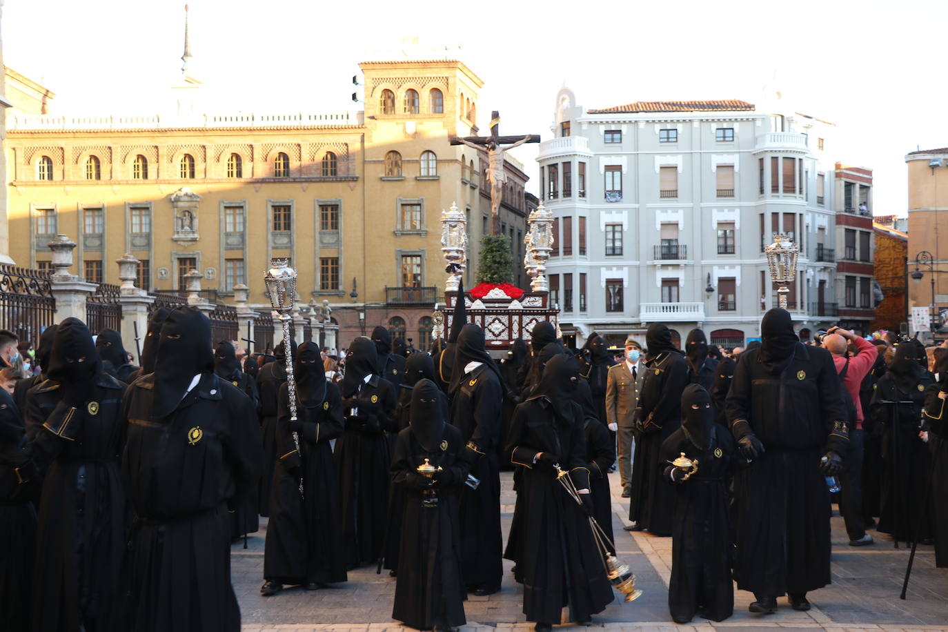 La Cofradía de Angustias ha organizado este Viernes Santo su procesión del Santo Entierro como cada año par. La última vez que procesionó por las calles de la capital fue en 2016.