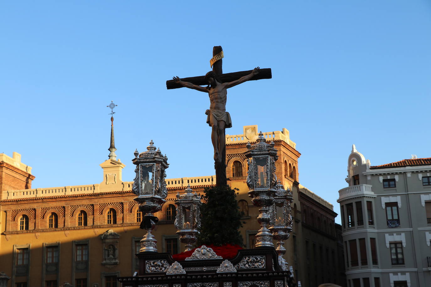 La Cofradía de Angustias ha organizado este Viernes Santo su procesión del Santo Entierro como cada año par. La última vez que procesionó por las calles de la capital fue en 2016.