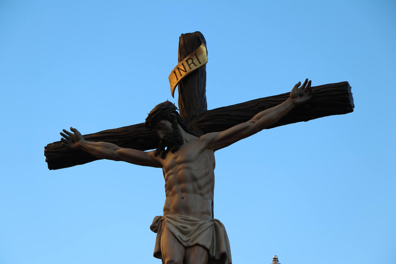 La Cofradía de Angustias ha organizado este Viernes Santo su procesión del Santo Entierro como cada año par. La última vez que procesionó por las calles de la capital fue en 2016.