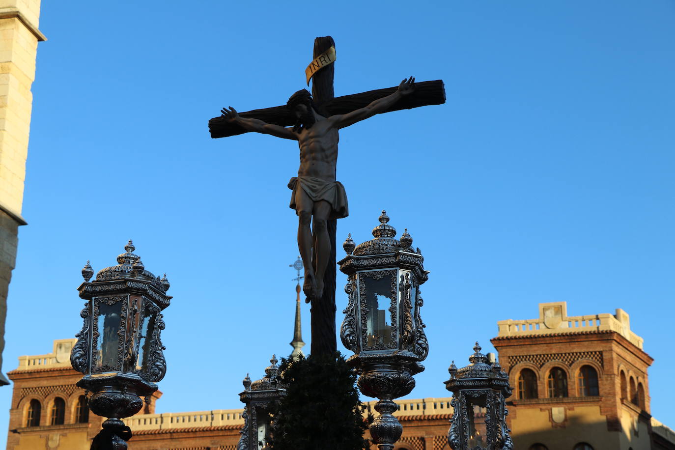 La Cofradía de Angustias ha organizado este Viernes Santo su procesión del Santo Entierro como cada año par. La última vez que procesionó por las calles de la capital fue en 2016.