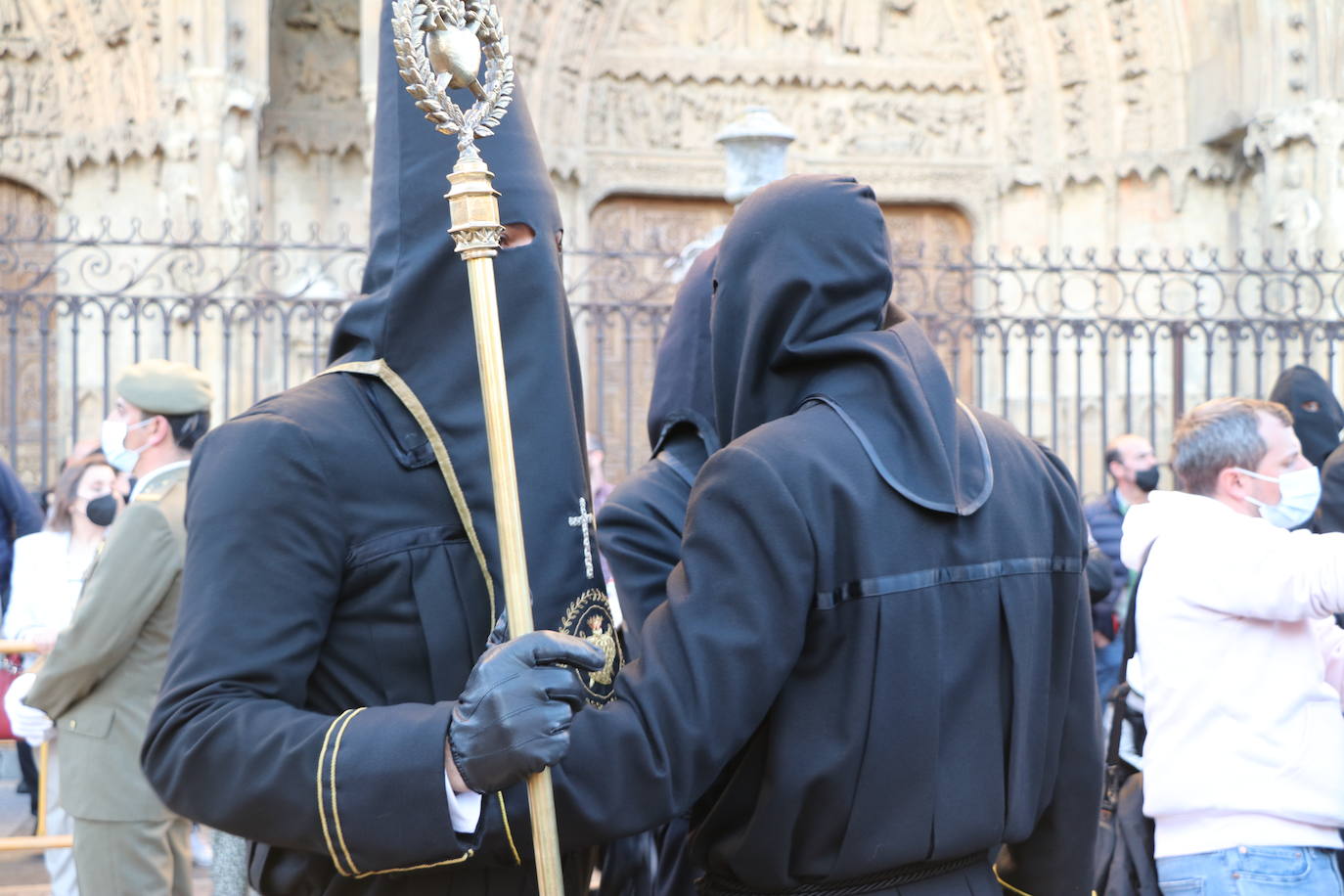 La Cofradía de Angustias ha organizado este Viernes Santo su procesión del Santo Entierro como cada año par. La última vez que procesionó por las calles de la capital fue en 2016.