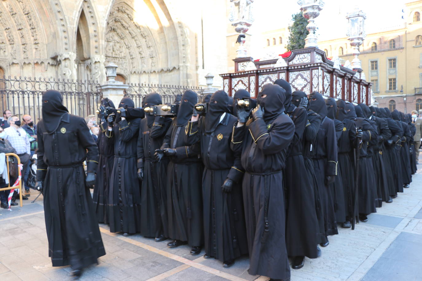 La Cofradía de Angustias ha organizado este Viernes Santo su procesión del Santo Entierro como cada año par. La última vez que procesionó por las calles de la capital fue en 2016.